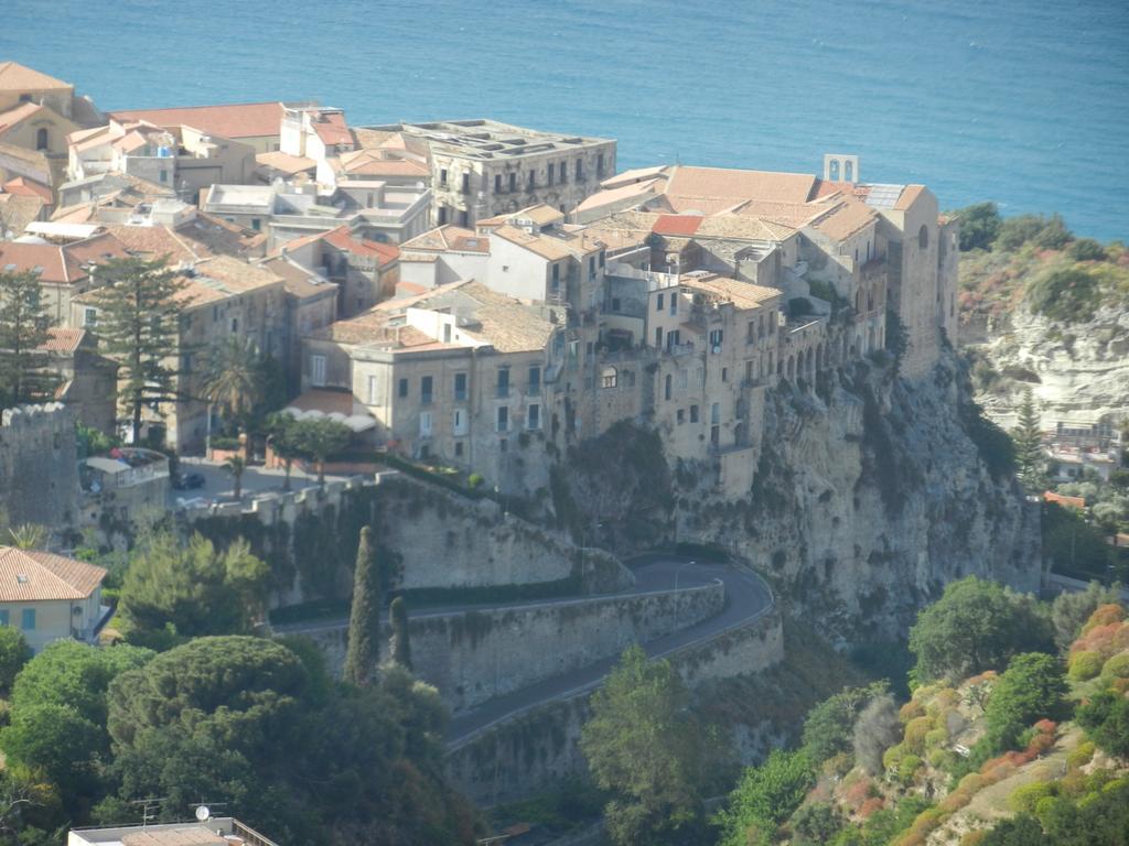 Le Case Del Carmine Con Giardino E Parcheggio A Тропея Экстерьер фото